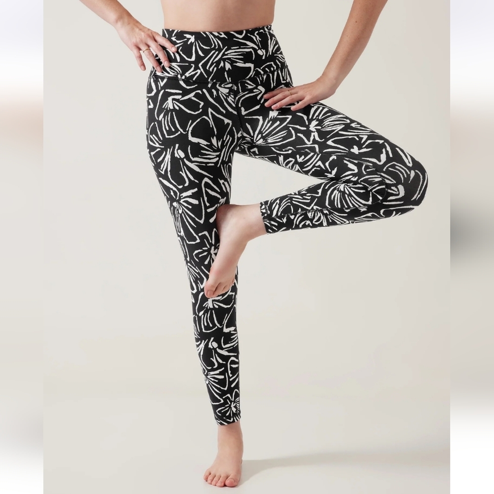 Athleta Elation Textured 7/8 Tight Floral Black White Womens S Preppy Goth Chic